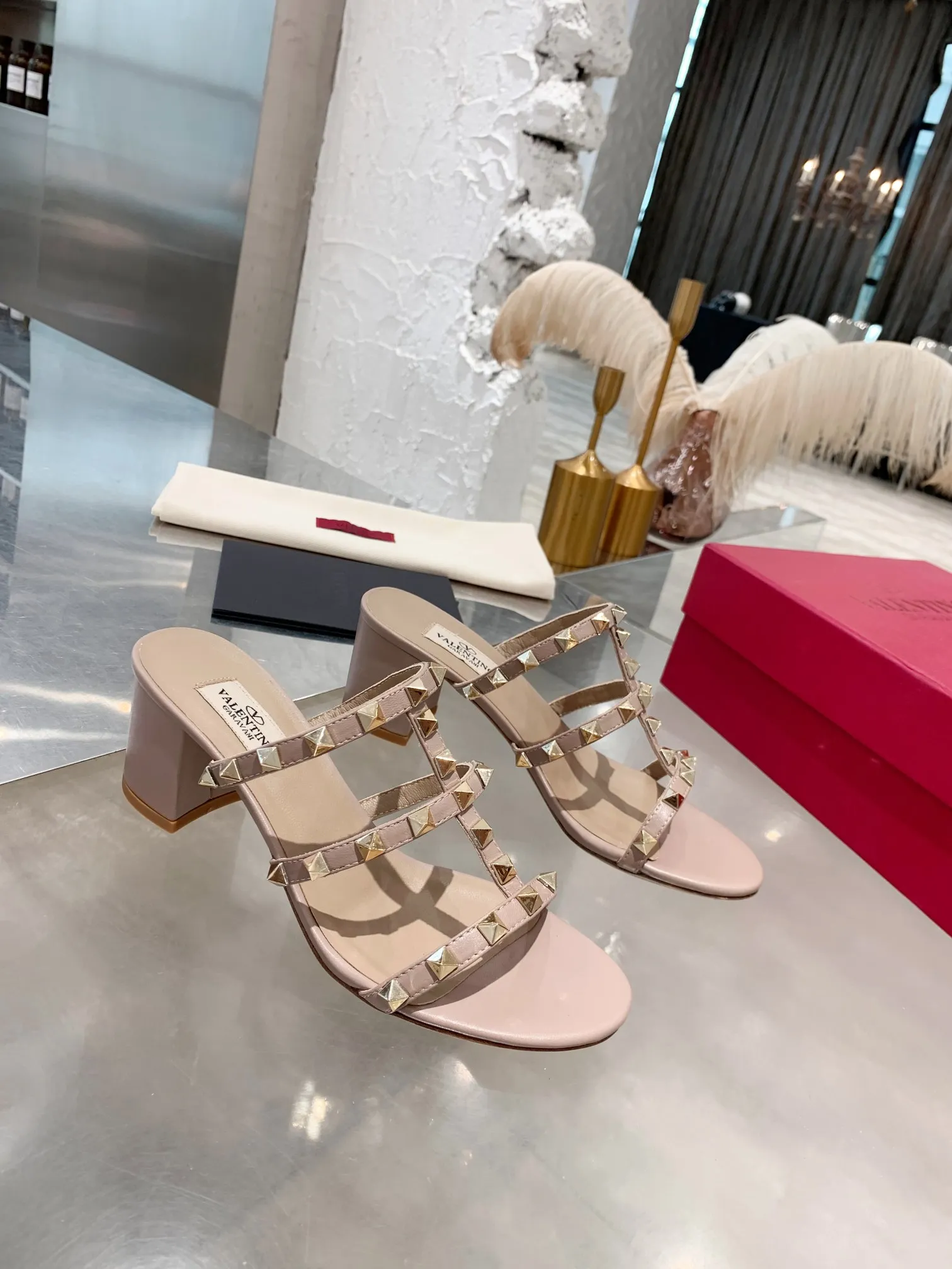 👟👟Ex-factory price 440👟👟 Warren thick heel sandals) VT rivet series is definitely a classic! Since the launch of the Rockstud Collection series, it has become one of the important iconic elements of Valentino! Domineering rivets are a must-have item in every woman’s shoe wardrobe! Created from the original, perfectly reproduced! Heel height: 6 cm, flat bottom, size 34-42, leather outsole